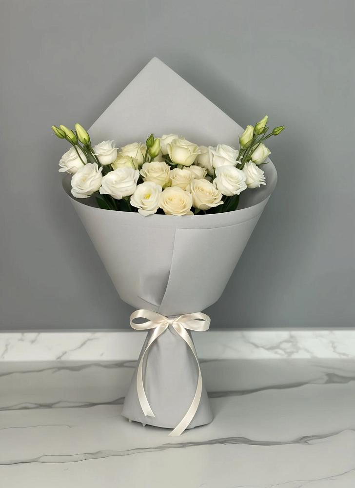 Букет цветов из: Розы и Лизиантусы в Вавож