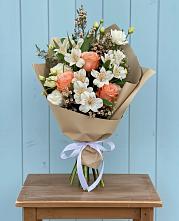 Букет цветов из:  Альстромерии, Лизиантусы, Розы и Хризантемы в Вавож