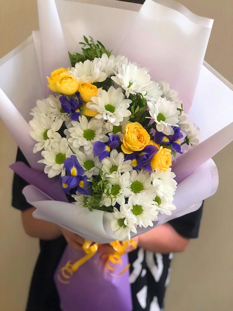 Букет цветов из: Ирисы, Хризантемы и Розы в Вавож