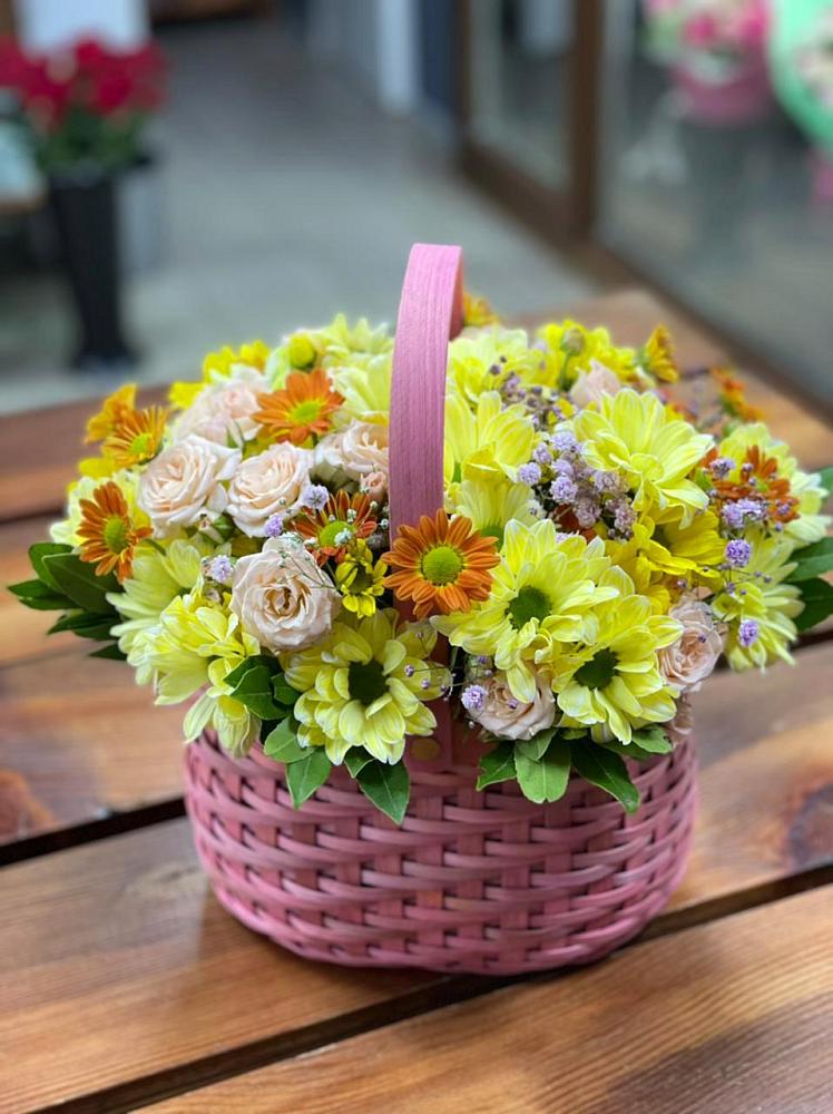 Цветочная композиция из Хризантемы и Розы в корзине в Вавож