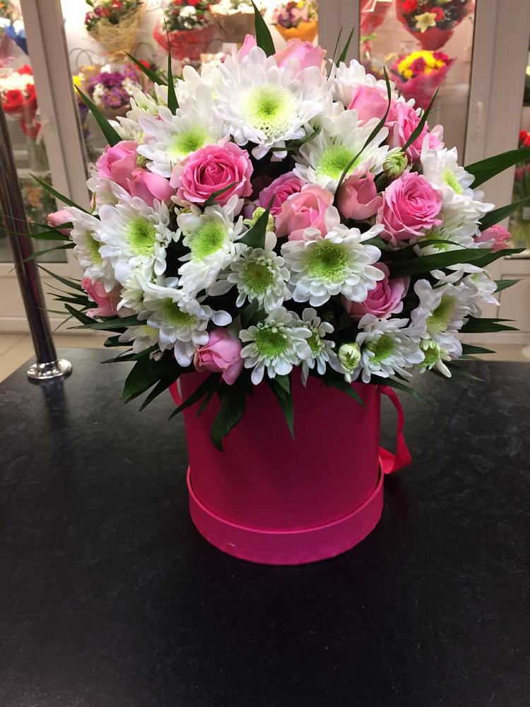 Цветочная композиция из Розы и Хризантемы в шляпной коробке в Вавож