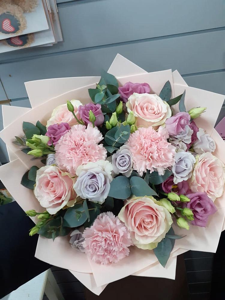 Букет цветов из: Розы, Гвоздики и Лизиантусы в Вавож