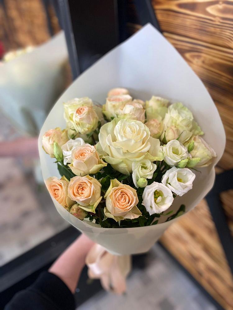 Букет цветов из: Розы и Лизиантусы в Вавож